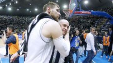 Nocioni celebra el pase junto a Pablo Laso.