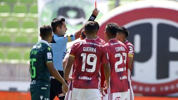 Futbol, Santiago Wanderers vs Universidad de Chile.
 Cuarta fecha, campeonato Nacional 2020.
 El arbitro Cristian Garay le muestra tarjeta roja al jugador de Universidad de Chile Camilo Moya, tapado, durante el partido de primera division ante Santiago Wanderers disputado en el estadio Elias Figueroa de Valparaiso, Chile.
 Andres Pina/Photosport
 15/02/2020
 
 Football, Santiago Wanderers vs Universidad de Chile.
 Fourth date, National Championship 2020.
 Referee Cristian Garay shows the red card to Universidad de Chile&#039;s player Camilo Moya, covered, during the first division match against Santiago Wanderers held at the Elias Figueroa stadium in Valparaiso, Chile.
 Andres Pina/Photosport
 15/02/2020