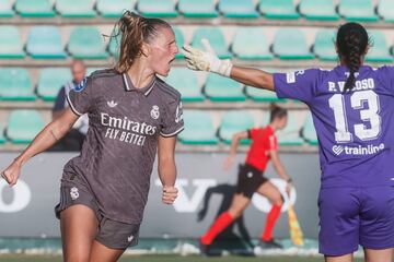 SEVILLA, 14/09/2024.- La centrocampista francesa del Real Madrid Sandie Toletti celebra tras marcar el 0-3 durante el encuentro de Primera Divisin femenina entre Real Betis Balompi y Real Madrid, este sbado en la Ciudad Deportiva Luis de Sol de Sevilla. EFE/ Jos Manuel Vidal
