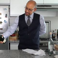 El truco francés para descorchar una botella de champán: el método heredado de Napoleón que arrasa en YouTube