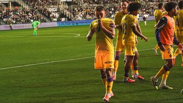 Chuki besa el escudo del Real Valladolid.