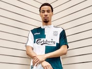 Former players-turned models, Robbie Fowler and Steve McManaman return to show off the iconic green and white away strip.