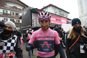 Egan Bernal se mantiene más líder que nunca en el Giro de Italia. El ciclista colombiano ganó su segunda etapa en la competencia y en una de las fracciones más complicadas, logró imponerse con contundencia y amplió la ventaja con sus rivales