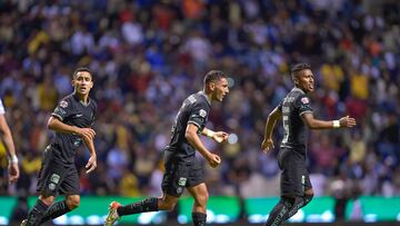 Jugadores del América festejan el gol de Sebastián Cáceres en el empate contra el Puebla.