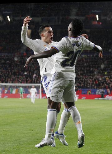 1-3. Lucas Vázquez celebra el tercer gol con Vinicius Junior.