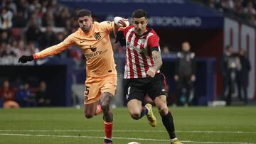 De Paul pugna por un balón con Yuri Berchiche en el partido ante el Athletic.