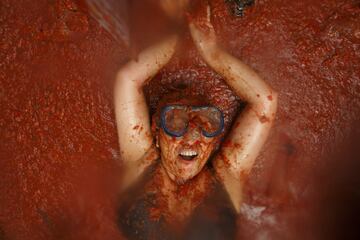BUNOL, SPAIN - AUGUST 30: Revellers enjoy the atmosphere in tomato pulp while participating the annual Tomatina festival on August 30, 2017 in Bunol, Spain. An estimated 22,000 people threw 150 tons of ripe tomatoes in the world's biggest tomato fight held annually in this Spanish Mediterranean town. (Photo by Pablo Blazquez Dominguez/Getty Images)