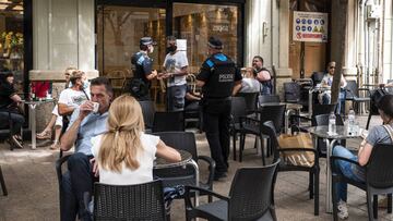 LLEIDA 15-07-2020 ** UNA TERRAZA ABIERTA EN LA CALLE MAYOR DE LLEIDA, EIX COMERCIAL, A LA EXPERA DE LA PUBLICACION DEFINITIVA DE LAS MEDIDAS ESTABLECIDAS POR LA GENERALITAT. COVID. COVID19. CORONAVIRUS. EN LA FOTO LA GUARDIA URBANA AVISA AL PROPIETARIO QUE TENDRA QUE CERRARLA CUANDO SE PUBLIQUEN LAS MEDIDAS DEL CONFINAMIENTO ** FOTO JAVIER MARTIN