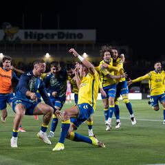 Las Palmas reina en la agonía