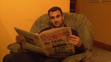 Pablo G¨®mez leyendo el Diario AS