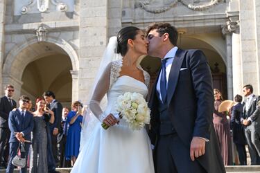 Álvaro González y Carla Vico salen de la iglesia Parroquial de Santa Bárbara tras darse el 'sí quiero', a 27 de Junio de 2025 en Madrid (España).