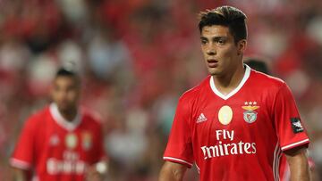 El Benfica sigue líder con dos puntos de ventaja sobre el Porto, que recibe al Vitoria de Setúbal en su partido correspondiente a esta vigésimo sexta jornada.