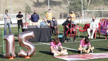 Uno de los momentos del homenaje del CD Fairplay Parla a Saúl, el niño fallecido el sábado en un párking cuando se dirigía a Neptuno. Futre, presente.
