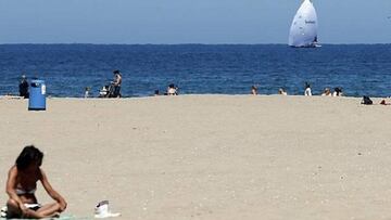 ¿Por qué no te debes echar gel hidroalcohólico en la playa?