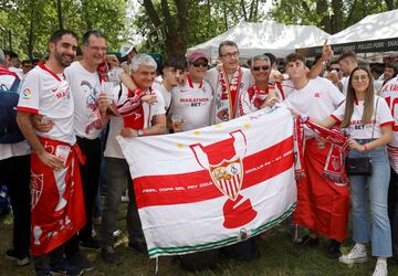 Un gran n迆mero de seguidores del equipo hispalense han viajado a la ciudad de Hungr赤a para disfrutar de la final de la Europa League ante la Roma.