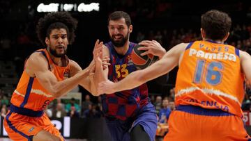 GRAFCVA1781. VALENCIA, 05/02/2020.- Los jugadores del Valencia Basket, Louis Laberyrie (i) y Guillem Vives (d) defienden a Nikola Mirotic (c), del Barça, durante el encuentro correspondiente a la jornada 23 de la EuroLiga que se disputa hoy miércoles en la Fuente de San Luis, en Valencia. EFE/Kai Försterling