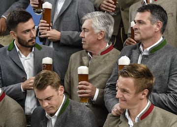 Davide Ancelotti, junto a Carlo Ancelotti y Willy Sagnol.