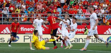 1-0. Carlos Soler marca el primer gol.