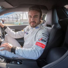 Fernando Alonso revela a quién elegiría para tener una cita