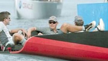 <b>RELAJADOS</b>. Tripulantes del Alinghi se toman un respiro tras su victoria de ayer.