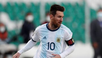 La Paz (Bolivia), 13/10/2020.- Lionel Messi (L) of Argentina in action during the Qatar 2022 World Cup South American qualifiers match between Bolivia and Argentina at Hernando Siles stadium in La Paz, Bolivia, 13 October 2020. (Mundial de Fútbol, Catar) EFE/EPA/Juan Karita / POOL