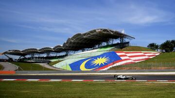 Nico Rosberg rodando en el circuito de Sepang con el Mercedes durante el GP de Malasia de F1 de 2016.