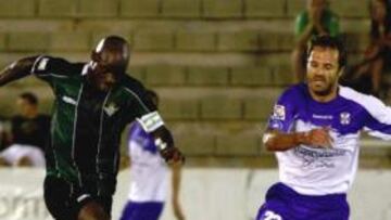 <b>CRACK. </b>Los jugadores del Betis felicitan a Emaná por su gol.