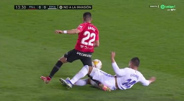 La pol¨¦mica en Son Moix: sin amarilla a Casemiro, sin roja a Maffeo ni a Ra¨ªllo...