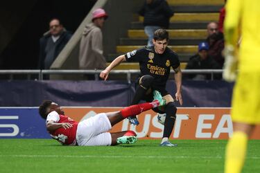 El centrocampista espa?ol del Sporting Braga ?lvaro Djalo lucha por el baln con el defensor espa?ol del Real Madrid Fran Garca.
