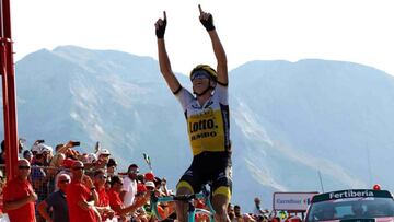 Robert Gesink dedica la victoria a su padre en la llegada al Aubisque en la Vuelta a España.