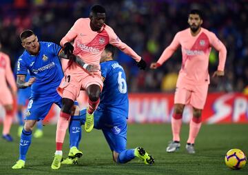 Ousmane Dembélé y Leandro Cabrera.