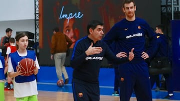 Berrocal, en su segunda etapa en el Barça, en la Copa de 2017, con Víctor Claver.