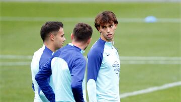 Jo?o F¨¦lix, junto a Reguil¨®n y Sa¨²l en un entrenamiento del Atl¨¦tico.