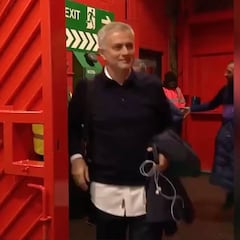 Cuando tiene un objetivo, nada le para: la llegada de Mourinho a Old Trafford viniéndose arriba...