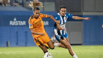 SANT ADRIÀ DE BESÓS (BARCELONA), 06/09/2024.- La delantera del Espanyol Lice Chamorrro (d) disputa un balón con la defensa del Real Madrid Maëlle Lakrar (i) durante el encuentro entre RCD Espanyol y Real Madrid de la primera jornada de la Liga F, este viernes en el estadio Ciudad Deportiva Dani Jarque de Sant Adrià de Besós (Barcelona). EFE/ Marta Pérez