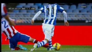 Imagen del contacto de Godín con Vela, dentro del área, en el minuto 22.