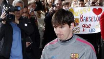 <b>ACLAMADO. </b>Messi sale del Donbass Palace camino del entrenamiento de ayer del equipo.