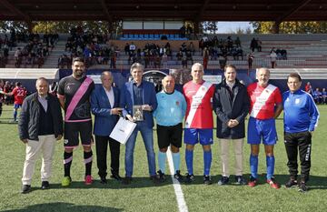 Hoy 1 de noviembre los veteranos del Torrejón y del Rayo Vallecano han goleado a la ELA en un partido solidario disputado en el Campo Municipal Las Veredillas.