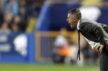 El entrenador del Levante, Lucas Alcaraz, durante el partido de la decimosegunda jornada de Liga que disputan contra el Valencia esta tarde en el estadio Ciutat de Valencia.