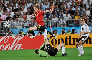 Fernando Torres marca el único gol de la final de la Eurocopa 2008 ante Alemania. 