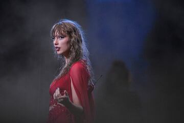 Taylor Swift se presenta en el escenario durante "Taylor Swift | The Eras Tour" en el Volksparkstadion el 23 de julio de 2024 en Hamburgo, Alemania.