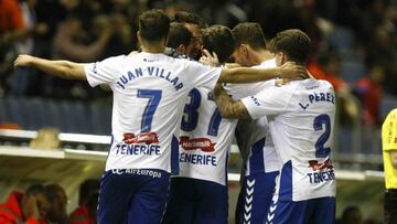 Los futbolistas del Tenerife celebran un gol.