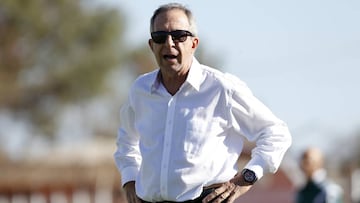Fútbol, Cobresal v Santa Fe.
Copa Libertadores 2016.
El entrenador de Santa Fe, Gerardo Pelusso, da instrucciones a sus jugadores durante el partido del grupo 8 de la Copa Libertadores de América contra Cobresal disputado en el estadio El Cobre de El Salvador, Chile.
09/03/2016
Andrés Piña/Photosport********
Football, Cobresal v Santa Fe.
Copa Libertadores Championship 2016.
Santa Fe's manager, Gerardo Pelusso, instructs his players during the group 8 football match of the Copa Libertadores Championship against Cobresal at the El Cobre stadium in El Salvador, Chile.
09/03/2016
Andres Pina/Photosport