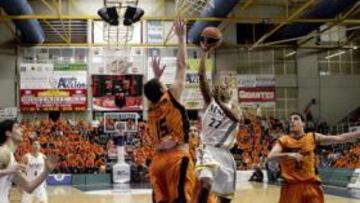 <b>BUEN RENDIMIENTO. </b>Louis Bullock (12 puntos en 18 minutos) penetra a canasta ante Esteban Batista.