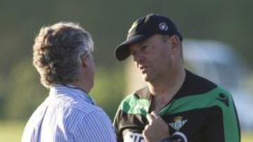 <b>EN EL PORTIL. </b>El presidente Guillén estuvo con el equipo por la tarde en la localidad onubense y departió durante un rato con el técnico, Pepe Mel. Abajo, los jugadores trasladan una de las porterías en el campo de entrenamiento para disputar un partidillo durante la sesión vespertina.