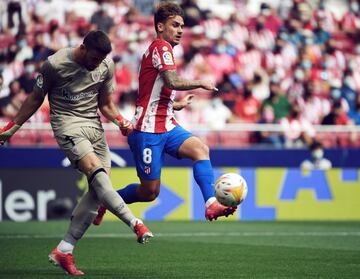 Antoine Griezmann presionando a Unai Simón.