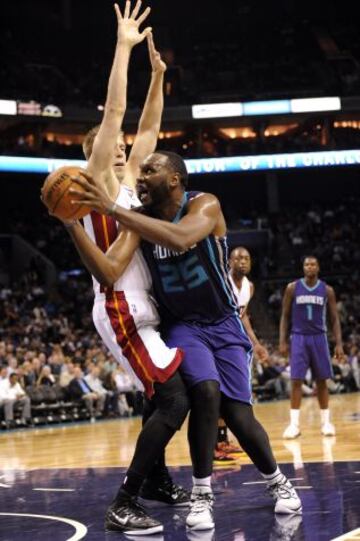 18. CHARLOTTE HORNETS. El regreso de los Hornets está decepcionando porque este era uno de los equipos que podía dar un gran paso hacia adelante. Por ahora, nada. Han tirado de épica para ganar a Milwaukee y Atlanta porque por ahora la ejecución no llega. Lance Stephenson no encuentra su lugar y por ahí pasa, para bien o para mal, el posicionamiento de este equipo.