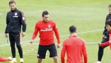 Koke quiere la pelota en un momento de la sesión de entrenamiento de ayer.