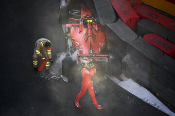 El piloto monegasco sale de su Ferrari tras chocar contra el muro en Bakú.