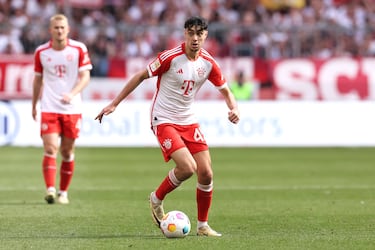 El sueño de aquel recogepelotas se hizo realidad. Pavlovic es una de las piezas de la sala de máquinas del Bayern del presente y al que le espera mucho futuro. Titular en nueve de 13 partidos de Bundesliga, una fractura de clavícula le alejó un mes de los terrenos de juego. Su posición natural es la de centrocampista en un doble pivote junto a Kimmich con el que se entiende con solo mirarse. Sin embargo, si tiene que calzarse las botas para cerrar la defensa, lo hace con buen desempeño.